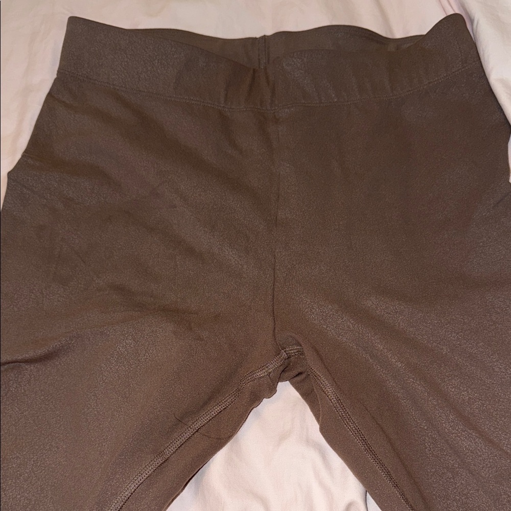 ALO Yoga Tan Activewear Set - Picture 13 of 15